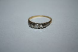 A HALLMARKED 18 CARAT GOLD THREE STONE DIAMOND RING, approx weight 2.5g, ring size O 1/2
