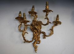 A LATE 19TH / EARLY 20TH GILT METAL FIVE BRANCH WALL APPLIQUE IN THE ROCOCO STYLE, wired for