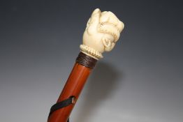 A CARVED IVORY TOPPED BAMBOO WALKING CANE IN THE FORM OF A FIST HOLDING A SNAKE, L 87 cm