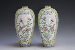 A PAIR OF ORIENTAL TYPE CLOISONNE VASES, H 24 cm