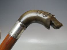 A BANDED CARVED HORN HANDLED WALKING CANE IN THE FORM OF A DOGS HEAD, L 84 cm