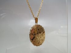 A HALLMARKED 9CT GOLD PENDANT LOCKET, suspended on a 9K Italian gold chain, approx combined weight