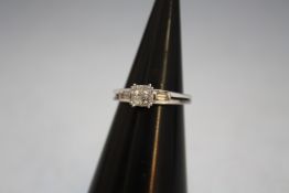 AN 18 CARAT WHITE GOLD DIAMOND RING, approx weight 3.5g, ring size M