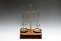 A SET OF VINTAGE BRASS BALANCE SCALES BY 'W & T AVERY BIRMINGHAM', H 47 cm, W 34 cm