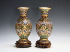 A PAIR OF ORIENTAL TYPE CLOISONNE VASES, on hardwood bases, H 27 cm