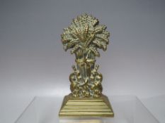 A NOVELTY BRASS POCKET WATCH STAND IN THE FORM OF A WHEAT SHEAF, H 18 cm