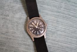 AN AMERICAN MILITARY WRIST WATCH GG-W-113, engraved details to back cover, W 3.5 cm