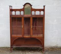 AN EDWARDIAN MAHOGANY INLAID DISPLAY CABINET IN THE ARTS AND CRAFTS STYLE, the lower section with