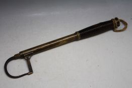 A VINTAGE TELESCOPIC BRASS FISHING GAFF WITH A TURNED MAHOGANY HANDLE, L 60 cm (extended)