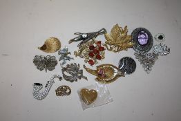 A COLLECTION OF VINTAGE AND MODERN BROOCHES