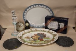 A COLLECTION OF CERAMICS TO INCLUDE A BOXED AYNSLEY CLOCK AND PICTURE FRAME SET, MEAT PLATES,