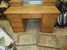 AN EDWARDIAN OAK DRESSING TABLE W-122 CM A/F