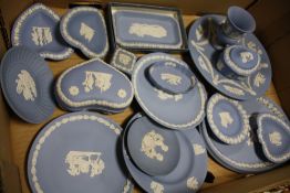 A TRAY OF BLUE WEDGWOOD JASPERWARE TO INCLUDE A HEART SHAPED TRINKET POT, CABINET PLATES ETC.