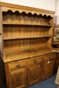 A SOLID OAK DRESSER IN THE ANTIQUE STYLE H-194 W-144 CM