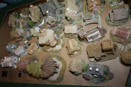 A TRAY OF LILLIPUT LANE COTTAGE FIGURES, A/F