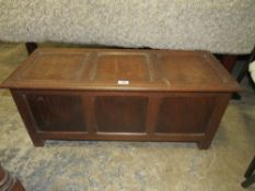 A SMALL VINTAGE OAK PANELLED COFFER H-39 W-90 CM