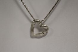 A STERLING SILVER HEART PENDANT ON SILVER CHAIN APPROX WEIGHT - 20.1G