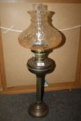A VINTAGE COPPER COLUMN OIL LAMP WITH GLASS SHADE, OVERALL H 71 CM