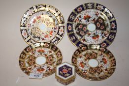 A COLLECTION OF ROYAL CROWN DERBY IMARI TO INCLUDE AN 1298 LIDDED TRINKET, TWO PLATES AND TWO