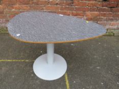 A MODERN RETRO STYLE OCCASIONAL TABLE H-57 CM W-83 CM