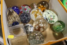 A COLLECTION OF STUDIO GLASS PAPERWEIGHTS TO INCLUDE CAITHNESS AND SELKIRK EXAMPLES