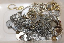 A COLLECTION OF ASSORTED GOLD, SILVER AND OTHER JEWELLERY TO INCLUDE A 9 CARAT GOLD STAR OF DAVID