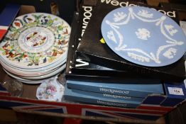 A QUANTITY OF COLLECTORS PLATES TO INCLUDE WEDGWOOD EXAMPLES