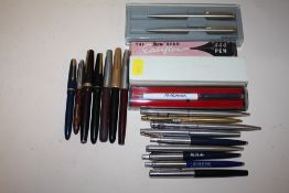 A COLLECTION OF VINTAGE FOUNTAIN PENS AND BALL POINT PENS TO INCLUDE PARKER, SUMMIT, PLATINUM ETC.