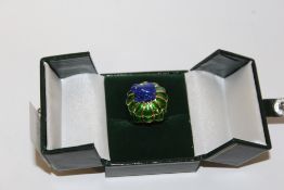 A MODERN DRESS RING IN THE FORM OF A FROG ON A LILIPAD SIZE M