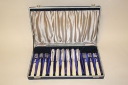 A CASED HALLMARKED SILVER TWELVE PIECE CUTLERY SET