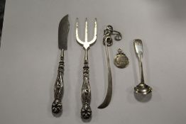 A BAG OF HALLMARKED SILVER COLLECTABLES TO INCLUDE A HALLMARKED SILVER PERPETUAL CALENDAR FOB,