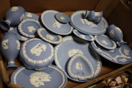 A TRAY OF BLUE WEDGWOOD JASPERWARE TO INCLUDE CABINET PLATES AND PIN DISHES