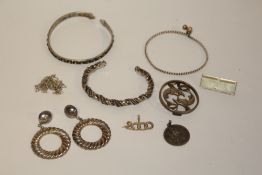 A COLLECTION OF STERLING SILVER AND WHITE METAL JEWELLERY TO INCLUDE A 925 SILVER BANGLE, HALLMARKED