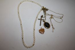 A COLLECTION OF 9CT GOLD AND YELLOW METAL JEWELLERY TO INCLUDE A HEART SHAPED LOCKET, TWIN STONE
