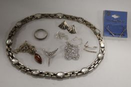 A BAG OF STERLING SILVER JEWELLERY TO INCLUDE A MOTHER OF PEARL NECKLACE