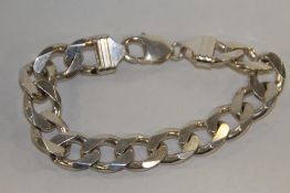 A STERLING SILVER CURB LINK BRACELET APPROX WEIGHT - 41.3G