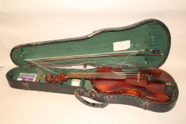 A CASED VINTAGE VIOLIN WITH TWO PIECE BACK, AND BOW, A/F, VIOLIN LENGTH 59 CM