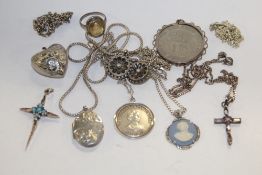 A BAG OF STERLING SILVER AND WHITE METAL JEWELLERY TO INCLUDE A WEDGWOOD JASPERWARE PENDANT, COIN