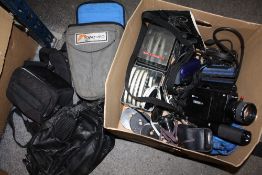 A BOX OF VINTAGE AND MODERN CAMERAS TOGETHER WITH A EUMIG RS3000 VIEWER SCREEN ETC.