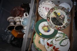 A TRAY OF COLLECTORS PLATES TO INCLUDE MINTON AND ROYAL DOULTON EXAMPLES TOGETHER WITH A BOX OF