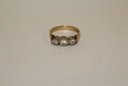 A HALLMARKED 9 CARAT GOLD THREE STONE ILLUSION SET DIAMOND RING APPROX WEIGHT - 2.9G