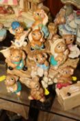 A COLLECTION OF PENDELFIN MUSICIAN RABBIT FIGURES ON DISPLAY STAND (12 ITEMS IN TOTAL)