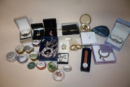 A BOX OF COSTUME JEWELLERY AND COLLECTABLES TO INCLUDE CERAMIC TRINKET POTS FOSSIL PURSE, WATCHES