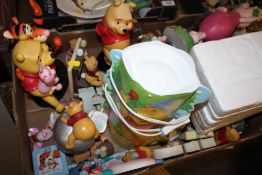 A TRAY OF WINNIE THE POOH RELATED COLLECTABLES TO INCLUDE A LAMP, FIGURES ETC.