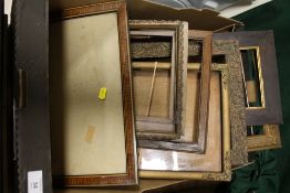 A TRAY OF VINTAGE GILT AND OTHER PICTURE FRAMES (9)