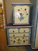 A MODERN PAINTED CHILDS SMALL CHEST OF DRAWERS H-76 W-81 CM AND A SINGLE DOOR CABINET
