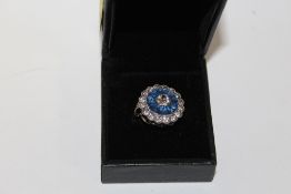 A MODERN DAISY STYLE DRESS RING SIZE J1/2
