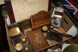 A TRAY OF COLLECTABLES TO INCLUDE A SET OF VINTAGE SCALES AND WEIGHTS, VINTAGE STAMP ETC.