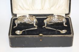A CASED PAIR OF HALLMARKED SILVER SALTS WITH CONDIMENT SPOONS APPROX WEIGHT - 138G