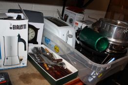 A TRAY OF KITCHENALIA